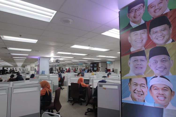 Suasana di dalam war room quick count Litbang Kompas, Palmerah, Jakarta, Rabu (27/6/2018). Ruangan ini terbagi dalam 3 kompartemen utama yang mewakili tiga wilayah yang dilakukan hitung cepat, yaitu kompartemen Jawa Barat, Jawa Tengah dan Jawa Timur.