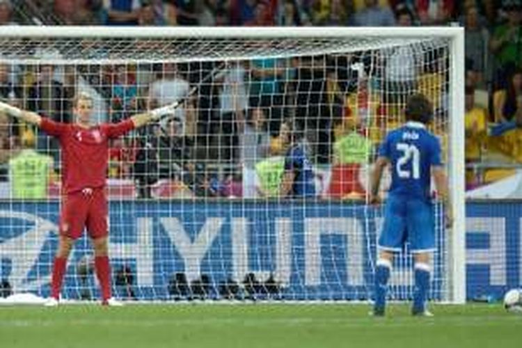 Joe Hart (kiri) dan Andrea Pirlo berduel dalam adu penalti saat Inggris melawan Italia pada perempat final Piala Eropa 2012 di Stadion Olympic, Kiev. 