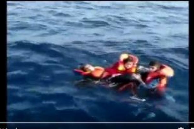 Dua nelayan Turki menyelamatkan seorang bayi pengungsi Suriah yang ditemukan mengambang di Laut Aegean setelah perahu karet mereka tenggelam terhempas ombak.