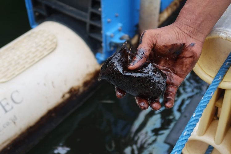 Cemaran oli yang terjadi di Pantai Bangsring Banyuwangi, Rabu (19/2/2025) 