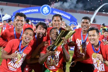 Bali United Angkat Trofi Juara Liga 1