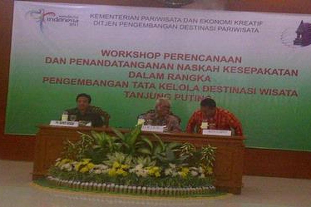 Penandatanganan nota kesepakatan pengembangan wisata Taman Nasional Tanjung Puting di Kalimantan Tengah, Jumat (11/11/11) sore.