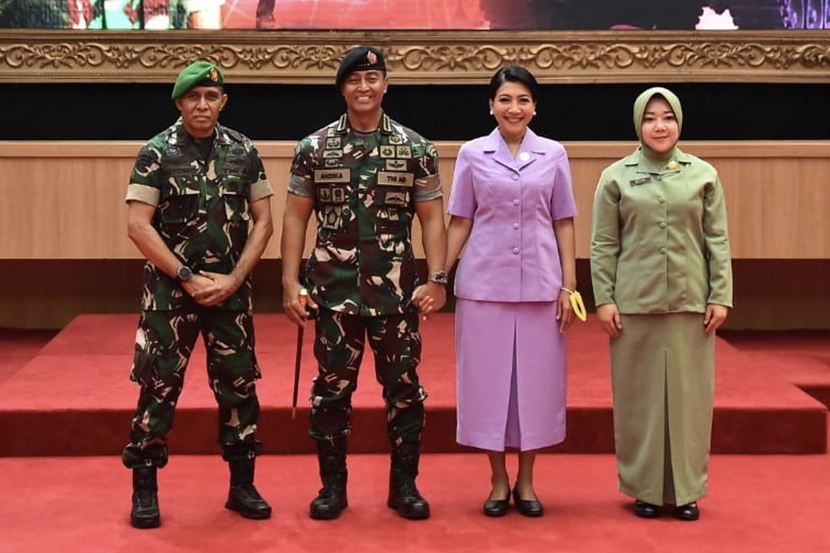 Wakil Asisten Intelijen Kepala Staf Angkatan Darat (KSAD) Bidang Manajemen Intelijen Brigadir Jenderal Antoninho Rangel da Silva (kiri) bersama Panglima TNI Jenderal Andika Perkasa pada laporan kenaikan pangkat di Jakarta, Senin (30/5/2022).