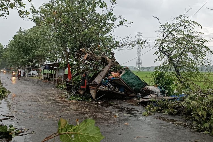 Pohon tumbang timpa warung kopi di kawasan Desa Panggungrejo, Kecamatan Kepanjen, Kabupaten Malang, Senin (7/11/2022).