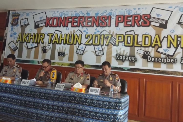 Kapolda NTT Irjen Polisi Agung Sabar bersama pejabat polda NTT, saat menggelar konferensi pers bersama sejumlah wartawan