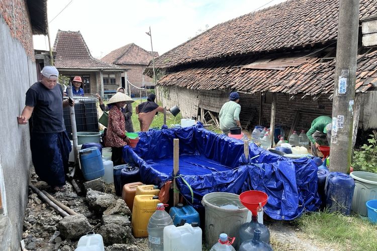 Pemkab Lamongan Salurkan Air Bersih ke 15 Desa Akibat kekeringan yang Meluas