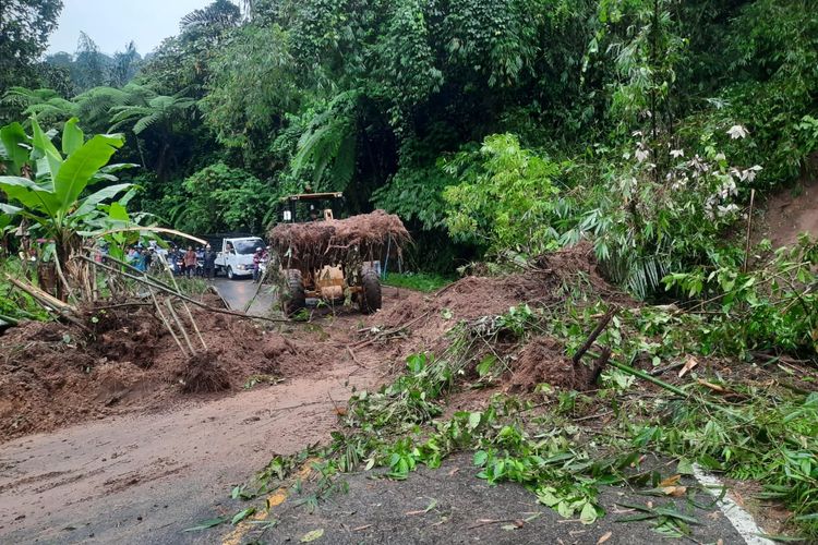 Longsor di Palupuh, Agam, Sumatera Barat sebabkan seorang warga meninggal dunia dan hambat akses jalan, Rabu (3/5/2023)
