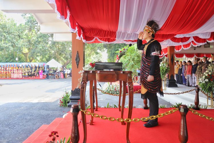 Bupati Trenggalek Pakai Pakaian Adat Suku Asmat saat Upacara HUT Kemerdekaan, Ini Alasannya
