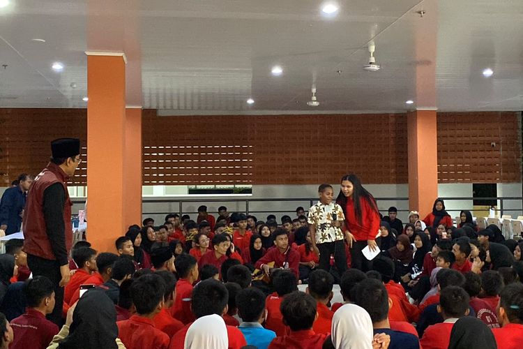 Gus Ipul Sambangi Sekolah Rakyat: Makan Bareng Siswa, Saksikan Libo Bernyanyi