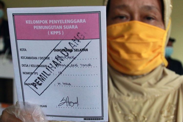 Seorang pemilih menunjukan surat suara pemilihan suara ulang (PSU) Kota Tangerang Selatan di TPS 15 Pamulang Timur, Pamulang, Tangerang Selatan, Banten, Minggu (13/12)