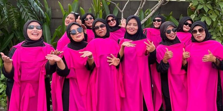 Lirik yang mereka nyanyikan bukan sekedar nyanyian, tapi pengalaman nyata semua anggota Mother Bank, ibu-ibu Dusun Wates, Desa Jatisura Kecamatan Majalengka, Jawa Barat.