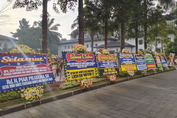 Sejumlah karangan bunga ucapan selamat atas pelantikan Gubernur dan Wakil Gubernur Jabar, Dedi Mulyadi - Erwan Setiawan di depan halaman Gedung Sate, Kota Bandung, Jumat (21/2/2025).
