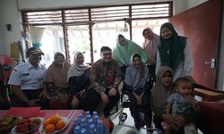 Berikan Lansia Perhatian Khusus, Mas Dhito Fasilitasi Kursi Roda Jemaah Calon Haji Tertua