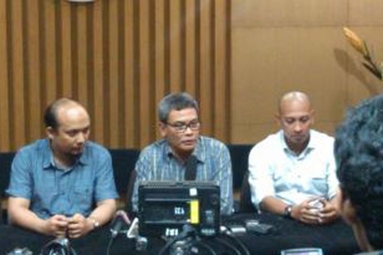 Penyidik KPK Novel Baswedan, Pimpinan sementara KPK Johan Budi, dan tim hukum KPK Rasamala Aritonang saat melakukan konferensi pers di Gedung KPK, Jakarta, Sabtu (2/5/2015).