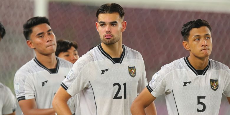 Reaksi Muhammad Ferarri, Jens Raven, dan Dony Tri Pamungkas usai Timnas U23 Indonesia kalah 0-1 dari Vietnam di final Piala AFF U23 2025 atau ASEAN U23 Championship 2025 yang diadakan di Stadion Utama Gelora Bung Karno (SUGBK), Jakarta, pada Selasa (29/7).
