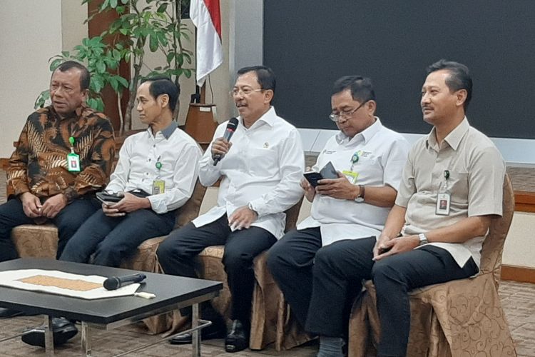 Menteri Kesehatan Terawan Agus Putranto bersama jajaran Kemenkes dalam konferensi pers di Kantor Kemenkes RI, Senin (2/3/2020).