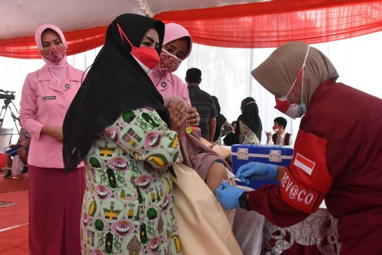 Salah satu penyandang disabilitas memalingkan muka karena takut jarum suntik, ketika menerima vaksinasi Covid-19 di Yayasan Kemala Bhayangkari trenggalek Jawa timur, Selasa (10/08/2021).