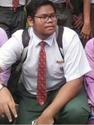 Mohd Aidi Azzhar Zahrin, remaja asal Malaysia yang tewas tersengat listrik saat menggunakan headphone ketika ponselnya diisi daya.