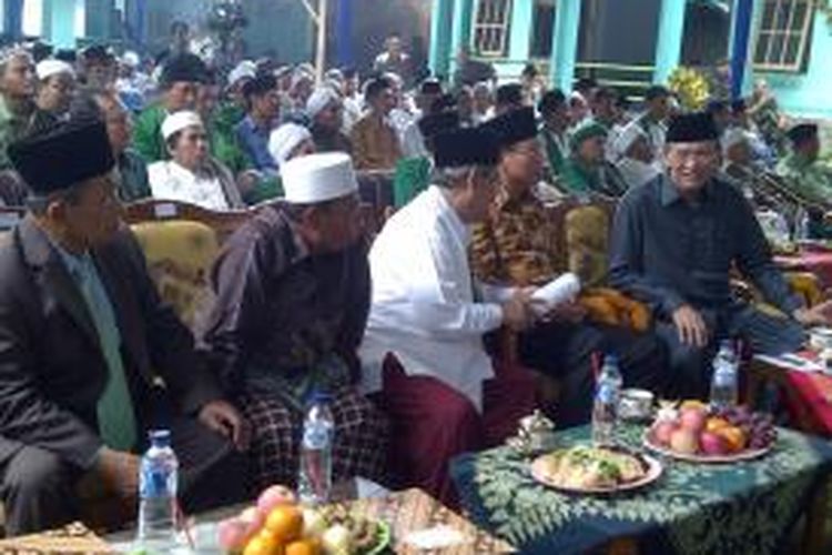 Menteri Agama RI Suryadharma Ali (kanan) dan Menpera Djan Faridz (dua dari kanan) hadir dalam acara peresmian rumah susun sederhana sewa di Pondok Pesantren Shirotul Fuqiha, Kabupaten Malang, Jawa Timur, Senin (17/3/2014).