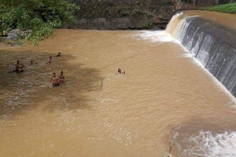 Sejumlah warga mencari dua warga yanh tenggelam di bendungan Cikanteh, Desa Ciwaru, Kecamatan Ciemas, Sukabumi, Jawa Barat, Rabu (25/11/2020).