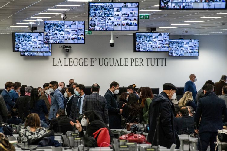 Pemandangan yang tersaji dalam ruangan sidang khusus pada 13 Januari 2021 di Italia, terkait sidang Rinascita-Scott, di mana lebih dari 350 anggota mafia Ndrangheta disidang.