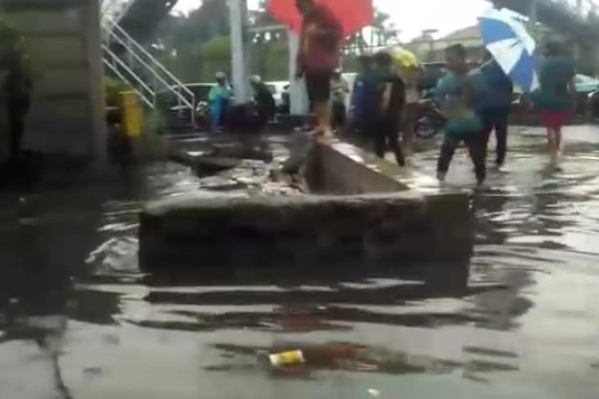 Jalan Asem, Kebon Jeruk, Jakarta Barat terendam akibat hujan deras yang turun terus menerus pada Senin (3/12/2018).