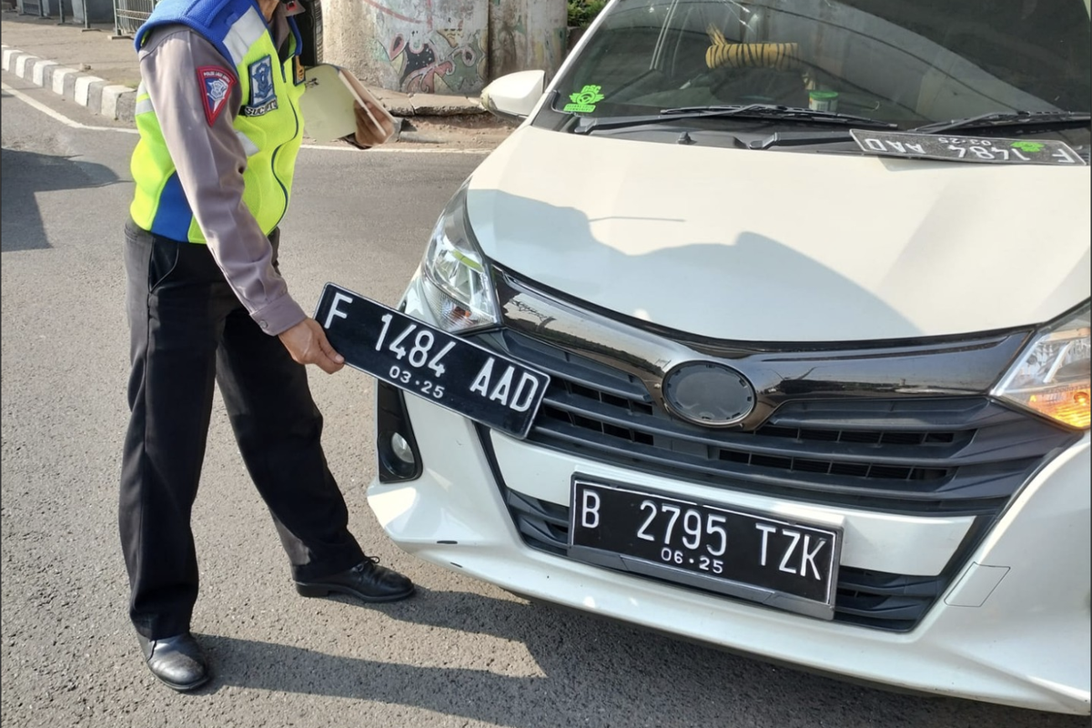 Anggota Polisi menindak pengguna pelat nomor palsu di Jakarta