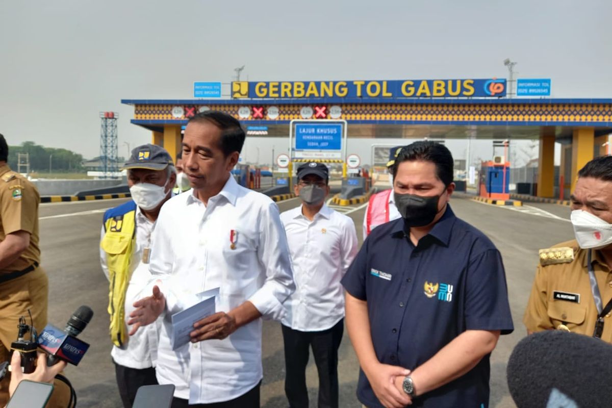 Presiden Joko Widodo (Jokowi) di Gerbang Tol Gabus, Jalan Sriamur, Tambun Utara, Kabupaten Bekasi, Jawa Barat pada Selasa (20/9/2022). Presiden Joko Widodo (Jokowi) mengatakan Tol Jakarta Outer Ring Road (JORR) 2 diharapkan rampung 100 persen pada akhir 2023.