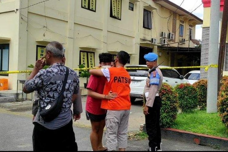 Momen AKBP Achiruddin Hasibuan dan anaknya Aditya Hasibuan berpelukan saat proses rekonstruksi di Polda Sumut, Senin

