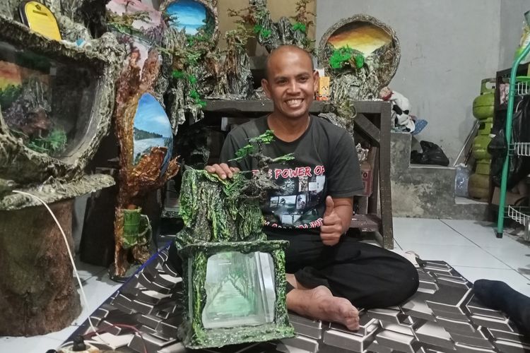 Pandi Mulyana berhasil membuat karya seni dari pelbagai jenis sampah. Ide tersebut muncul ketika Ia merasa geram melihat kondisi sampah yang bertahun menumpuk di dekat rumahnya di Kampung Babakan Asta RT 02 RW 11, Desa Rancaekek Wetan, Kecamatan Rancaekek, Kabupaten Bandung, Jawa Barat.