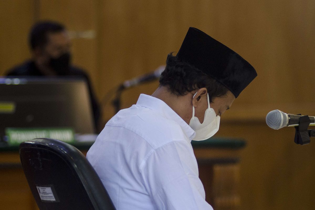 Terpidana kasus kekerasan seksual terhadap anak Herry Wirawan duduk di ruang tunggu untuk  menjalani sidang vonis di Pengadilan Negeri Bandung, Jawa Barat, Selasa (15/2/2022). Majelis hakim Pengadilan Negeri (PN) Bandung menjatuhkan vonis pidana seumur hidup kepada Herry Wirawan atas kasus pemerkosaan 13 santriwati dibawah umur sekaligus diminta membayar restitusi (santunan) kepada para korban.