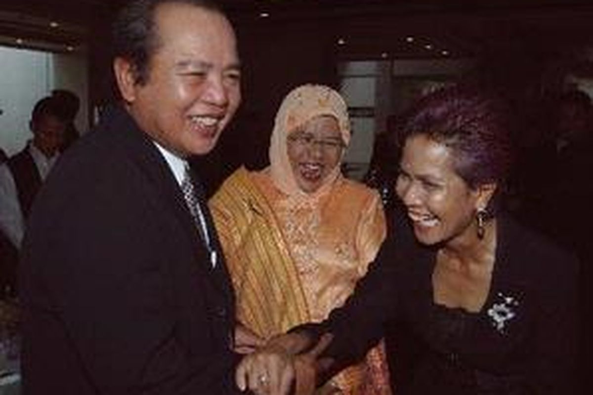 Gubernur Bank Indonesia (BI) Burhanuddin Abdullah bergurau bersama Deputi Senior Gubernur BI Miranda S Goeltom (kanan) dan Deputi Gubernur BI Siti Chalimah Fadjriah (tengah)