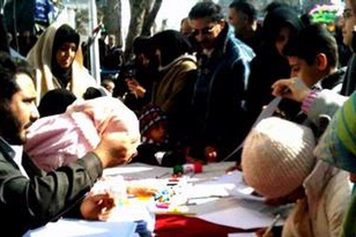 Lomba mewarnai di peringatan Revolusi Islam Iran (11/2/2012)