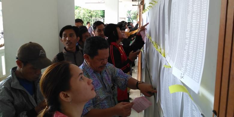 Suasana Pengadilan Negeri Jakarta Barat yang diramaikan oleh pelanggar aturan lalu lintas, Jumat (6/1/2017). Pihak Pengadilan dan Kejaksaan Negeri Jakarta Barat menerapkan sistem sidang tilang baru secara online yang memudahkan dan mempersingkat waktu pengurusan kasus tilang.