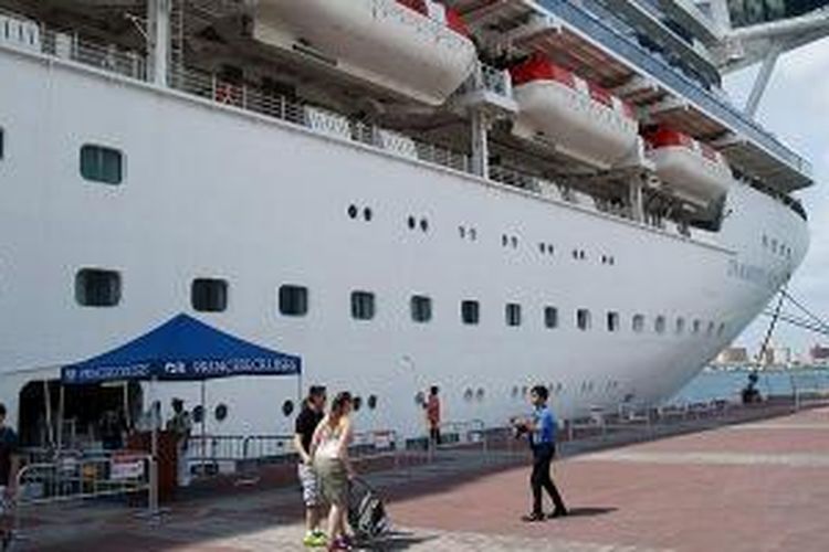 Kapal pesiar Diamond Princess saat berlabuh di Pelabuhan Okinawa, Jepang, Jumat (18/4/2014). Kapal mewah bertaraf hotel bintang lima ini mengangkut sekitar 1.600 wisatawan untuk menjelajah Laut Tiongkok Timur selama 10 hari pelayaran
