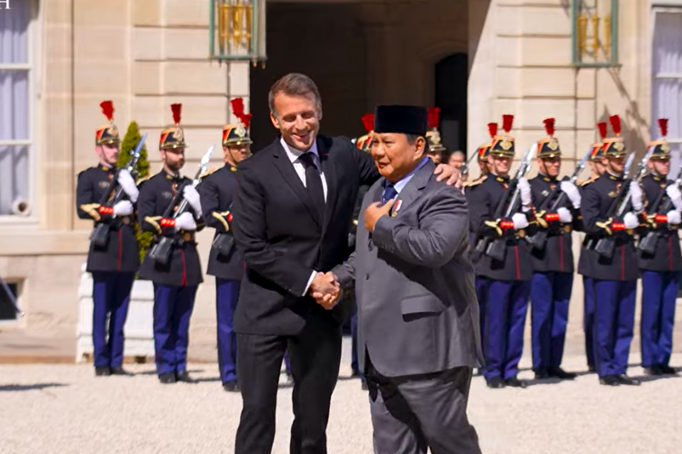 Temui Macron, Prabowo Disambut Pasukan Kehormatan di Istana Elysee
