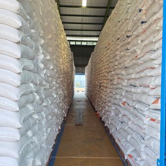 Salah satu gudang penyimpanan beras Bulog. Perum Bulog bidik ekspor beras ke negara-negara di Asia Tenggara.