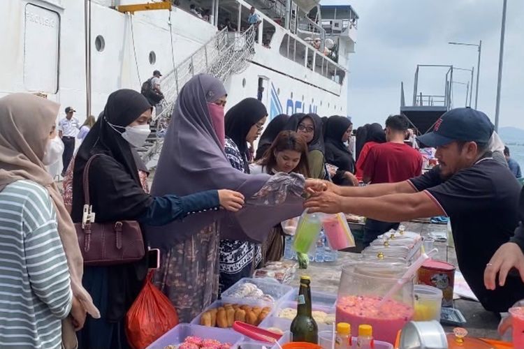 Kapal Datang, Pasar Dadakan pun Tergelar di Serasan Natuna