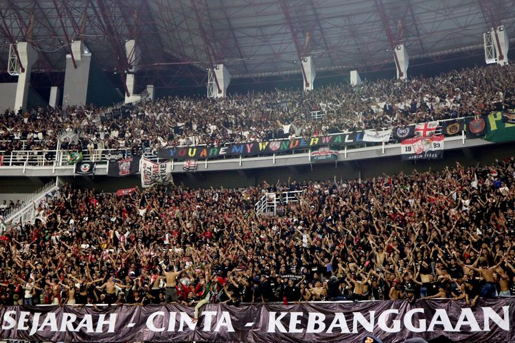 Suporter Persis Solo, Pasoepati saat mendukung timnya uji coba melawan Persebaya Surabaya dalam rangka merayakan ulang tahun Surabaya ke 729 di Stadion Gelora Bung Tomo Surabaya, Minggu (22/5/2022) sore