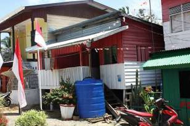 Rumah keluarga Mangapara bercat merah putih di Desa Aji Kuning, Kecamatan Sebatik, Kabupaten Nunukan Kalimantan Utara, tak jauh dari Pos Penjagaan Satuan Tugas Pengamanan Wilayah Perbatasan Satgas Pamtas. Teras dan ruang depannya berada di wilayah Indonesia, sedangkan dapurnya berada di atas tanah Malaysia.