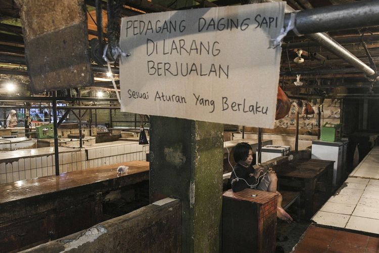 Seorang pedagang daging sapi duduk di Pasar Tambun, Kabupaten Bekasi, Jawa Barat, Selasa (1/3/2022). Menurut penuturan pengelola, sejumlah pedagang daging sapi di pasar tersebut melakukan aksi mogok berjualan selama lima hari yang disebabkan harga daging sapi yang mencapai Rp 140.000 per kilogram.