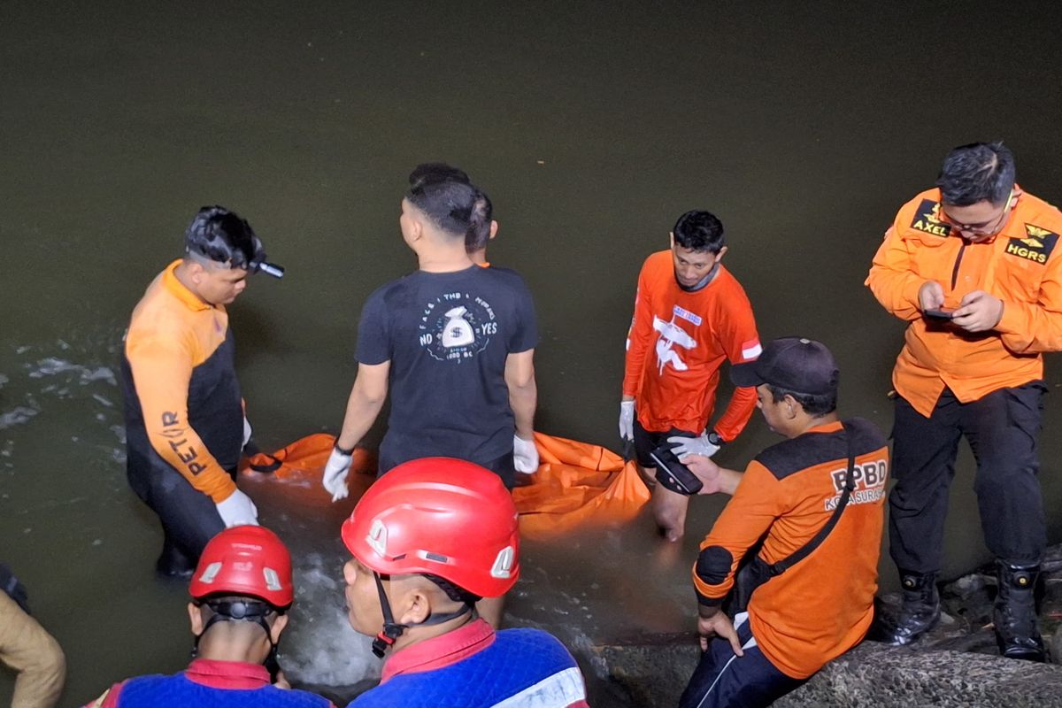 Proses evakuasi jenazah korban tenggelam di waduk Surabaya, Senin (30/12/2024).