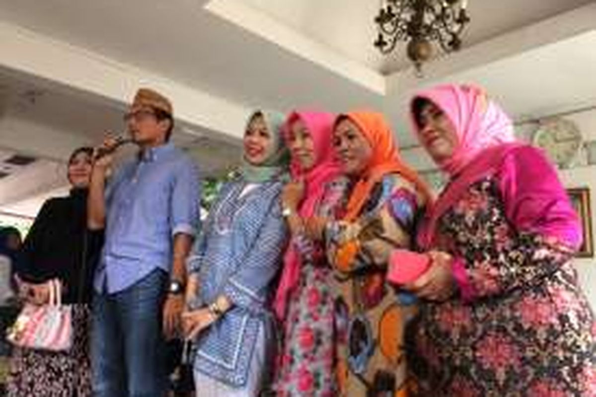 Nur Asia, istri Sandiaga Uno melayani warga berfoto saat suaminya sambutan di Duri Kepa, Jakarta Barat, Rabu (19/10/2016).