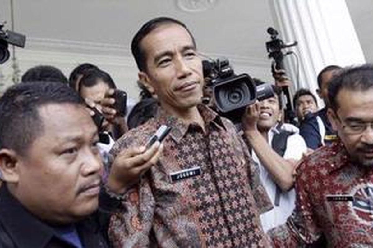 Gubernur DKI Jakarta Joko Widodo (Jokowi) saat menerima warga Kampung Baru, Muara Angke di Gedung Balai Kota, Jakarta Pusat, Kamis (1/11/2012).