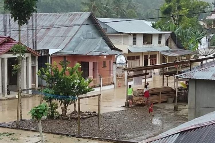Hujan deras sejak tadi siang yang mengguyur Kecamatan Gomo, Kabupaten Nias Selatan, Sumatera Utara, membuat Sungai Gomo meluap dan menggenangi puluhan permukiman warga sampai setinggi 1 meter.