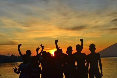 Mengejar Matahari Terbit di Pantai Waiwuring Flores Timur