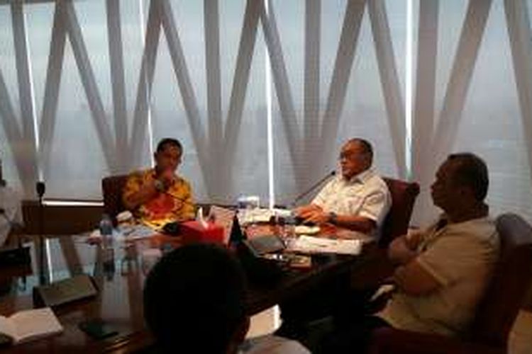 Ketua Umum Partai Golkar hasil Munas Riau, Aburizal Bakrie saat bertemu dengan poros muda Partai Golkar di Bakrie Tower, Kuningan, Jakarta Selatan, Rabu (17/2/2016)