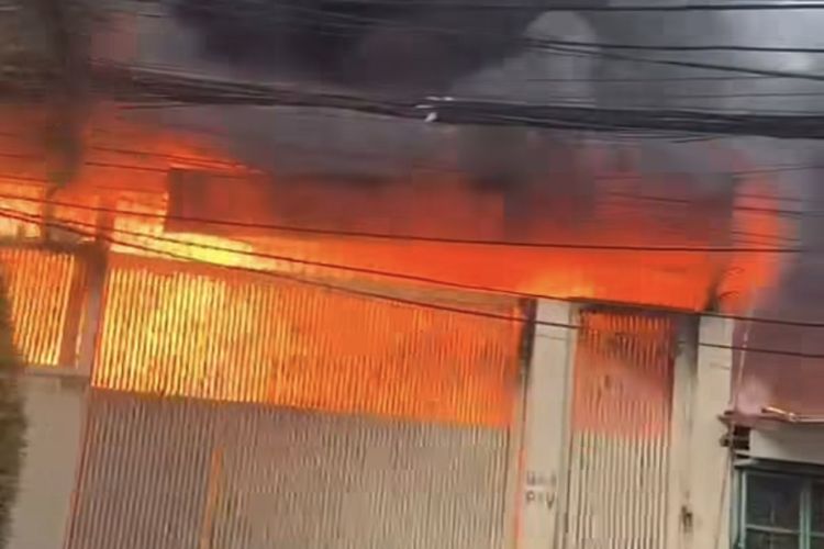 Bangunan 5 Lantai di Jakpus Terbakar, 17 Unit Damkar Dikerahkan