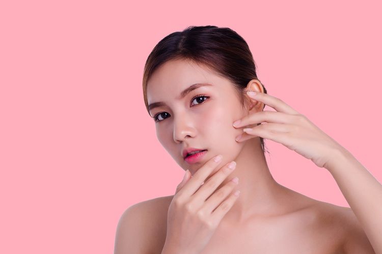 Skincare memang faktor penting jika mencari tahu tips awet muda wanita Jepang. Namun, bagaimana kita mengaplikasikannya juga sama pentingnya.