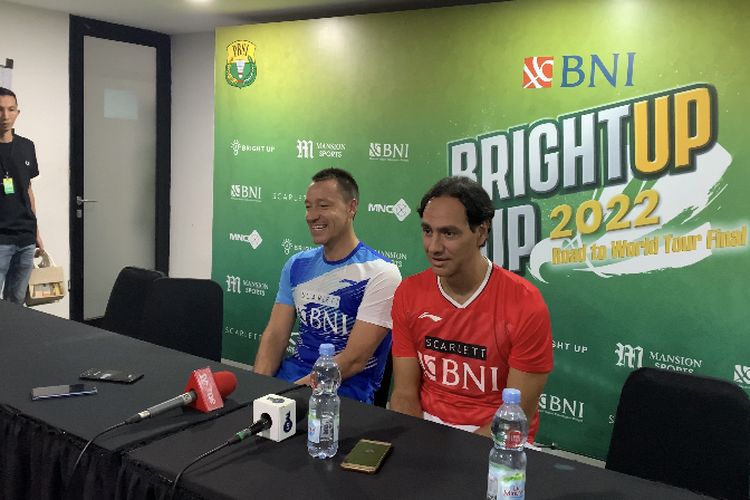 John Terry dan Alessandro Nesta saat hadir dalam sesi konferensi pers di Tennis Indoor Senayan pada Jumat (11/11/2022).